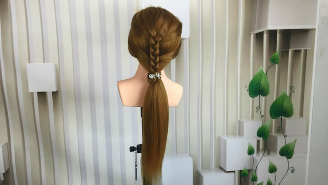 粗麻花辫接低马尾发型编发教程