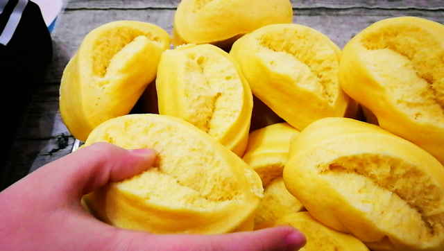 黄灿灿的奶香开花玉米馒头, 看着就让人流口水, 做起来其实很简单