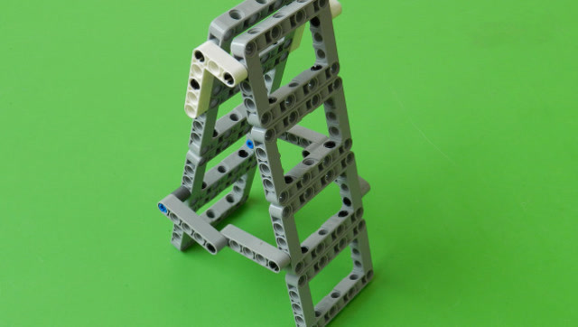 用乐高积木搭建非常简单的人字梯,用了8个框架,可以做做试试