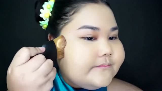 泰国丑女被大家嫌丑,上完妆变小仙女,还满满的自信