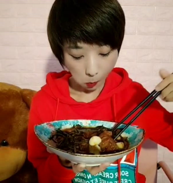 吴小妮深夜放毒大口吃肥肉一口一个吃的真爽啊