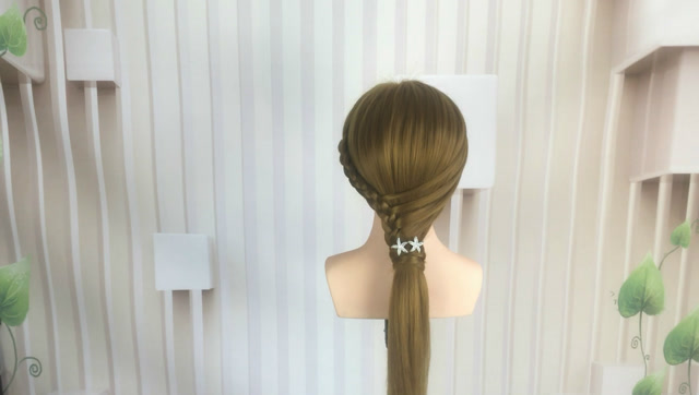 单侧细麻花辫斜拉式低马尾发型编发教程