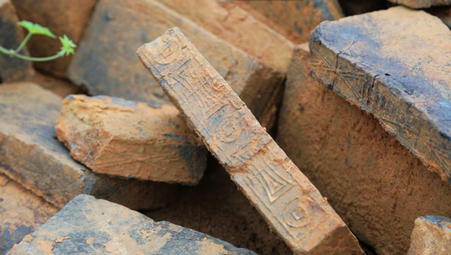 杭州萧山古墓群损毁严重 文物贩子每块200元兜售汉墓砖