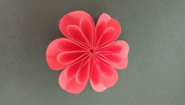 简单折3下就可以完成漂亮的大红花,女生最爱