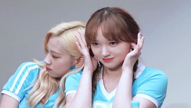 宇宙少女:程潇与孟美岐之间的互动超有爱,甜蜜