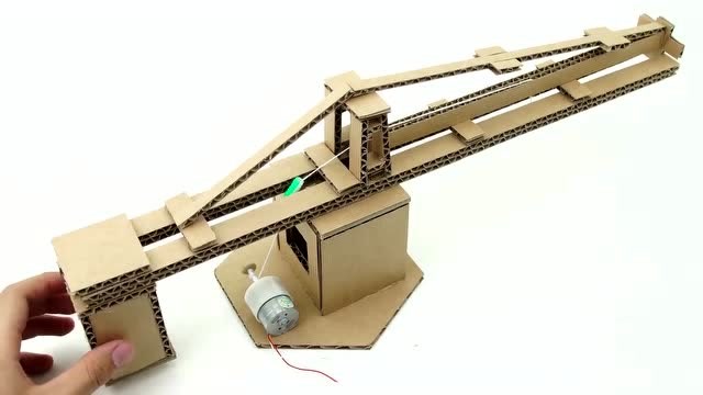 小伙可真会玩, 用纸板自制的自动塔吊车, 这原理也太简单了!