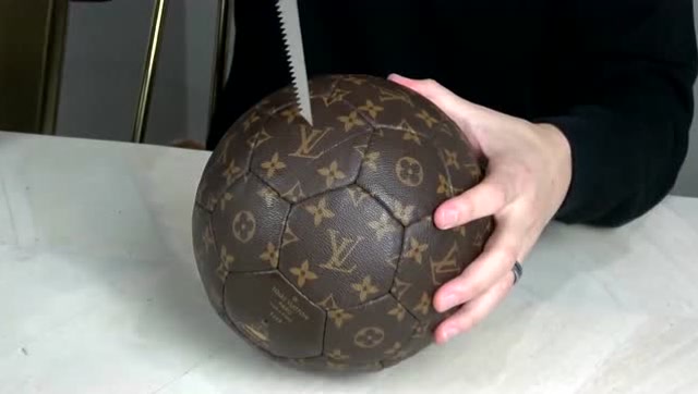 lv限量版足球1个卖3万!到底值钱在哪?切开后老外尴尬了!
