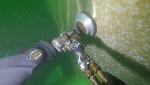 拿角磨机抛光的看得多,水下打磨操作的我还是第一次见