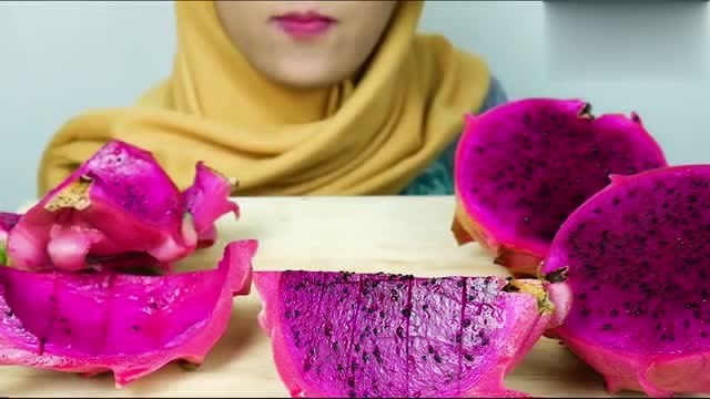 看看美女怎么吃火龙果,发出的咀嚼声很好听,看的我都馋了