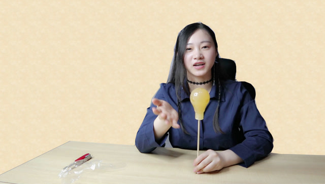 妹子挑战试吃网红"灯泡糖",塞进去出不来,该放弃吗?