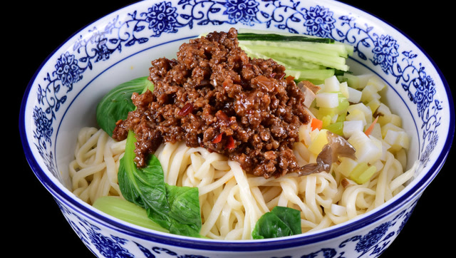 正宗老北京肉丁炸酱面,吃碗面不容易啊!排队要排这么远!