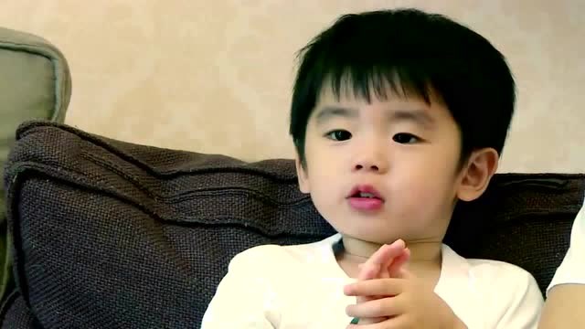 黄英儿子学唱《映山红》呆萌长相惹人爱,长大了一定是帅哥,哈哈