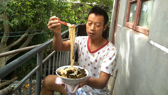 农民工川哥:面条里加几块肥肉,吃一大碗都不够,外面吃要七八元