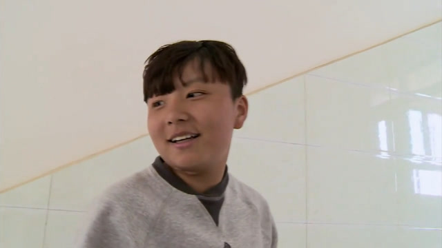 变形计 妈妈送杨奥冰淇淋 杨奥"我妈第一次给我买冰淇淋"心疼杨奥