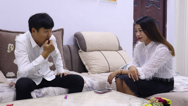 男孩来女孩家相亲,当男孩说明家里情况后,女孩的反应让人深思