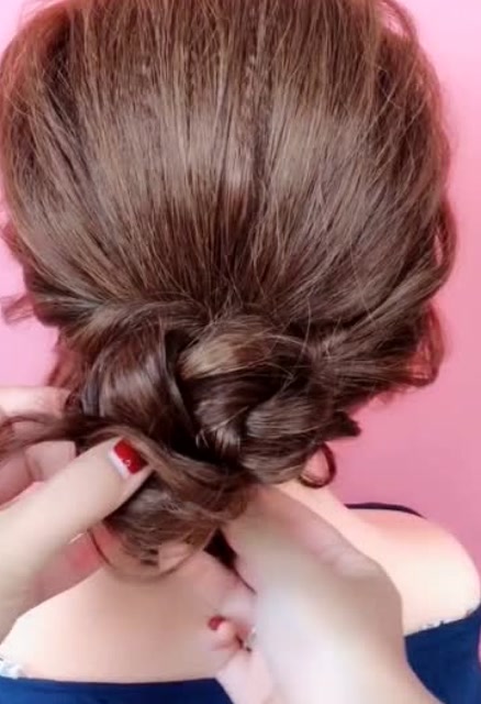 一款好看的低马尾盘发安利给你,婚礼日常扎着都非常甜美哦!