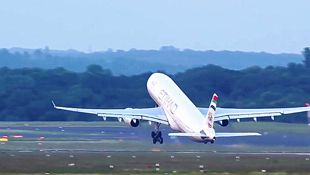 在机场实拍空客a330起飞机,机长竟忘记收起落架了!