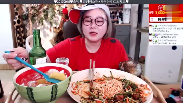韩国艾波妹子吃辣拌面,好大一碗真不错呢