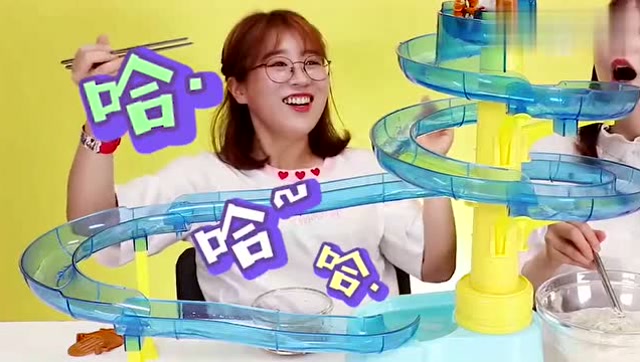 《小伶玩具》夏天姐姐居然玩起了滑梯凉面,不怕吃了坏肚子嘛