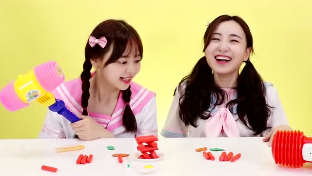 《小伶玩具》小伶姐姐竟然在和悦儿挑战叠辣年糕,快来看看谁赢