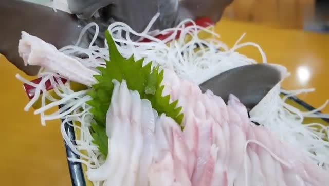日本小鲨鱼刺身,不得不说日本做刺身的过程真是种享受