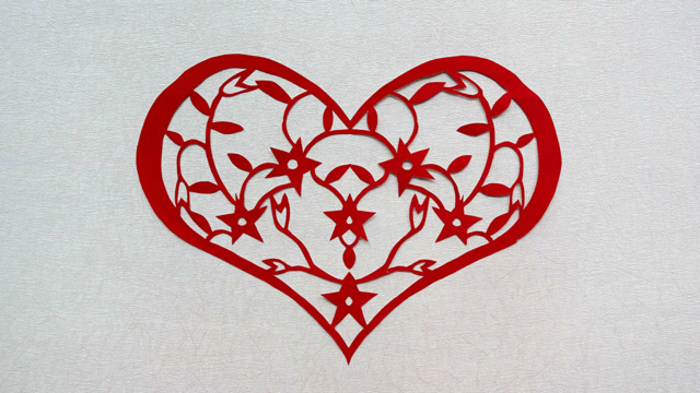 心形花草剪纸,在心形图案内部,将花草进行了合理的配置!