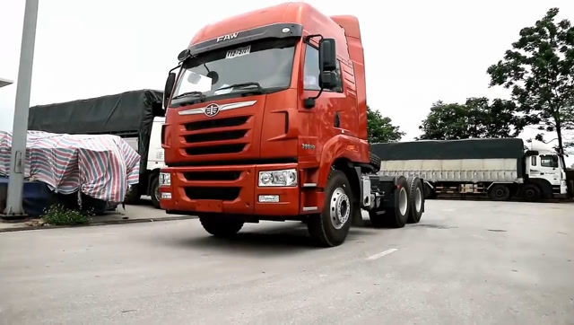 司机第一次开解放半挂车,看他的表情,就知道这车不错