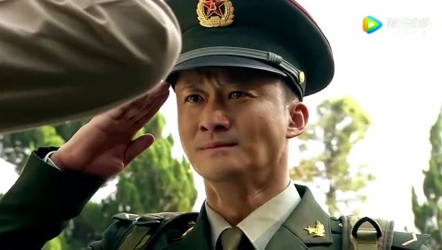 何晨光回家探亲,刚到家就哭着给爷爷敬礼!