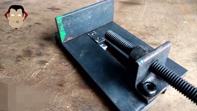 教你自制小型台虎钳,老师傅看了都说好,网友:自己做的适合自己