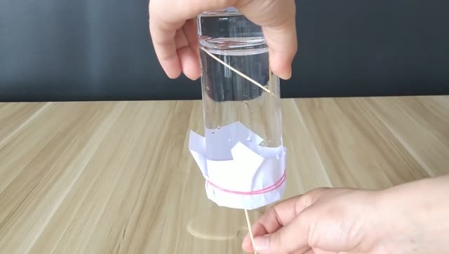 儿童科学小实验有孔纸片兜水教学视频-贝尔童年科学实验