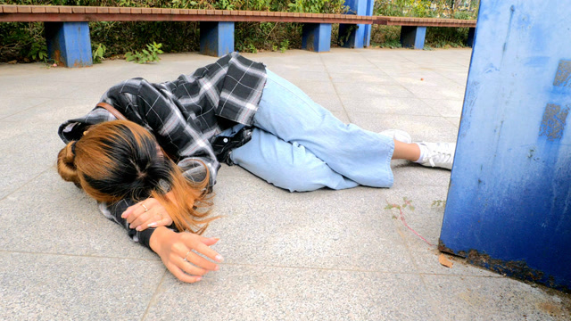 女大学生晕倒在地,小伙伸出援手,几天后当姑娘找到小伙却这样做
