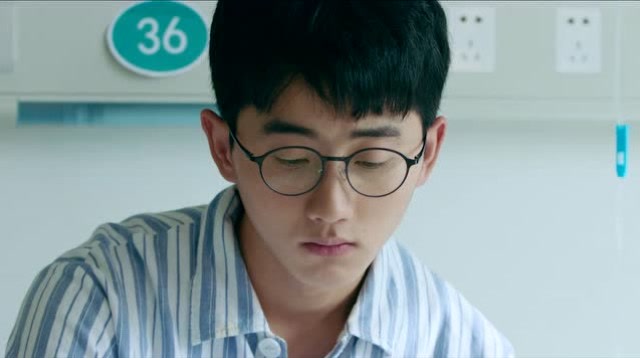 小美好:同学们都在教室考试,而陆扬只能一个人在病房做题