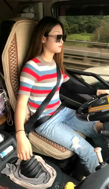 卡车女司机朵朵,在高速上开车被大巴车给超了,有点小尴尬了!