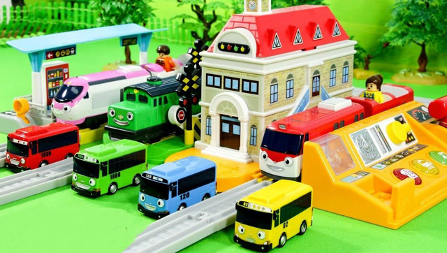 组装火车站玩具