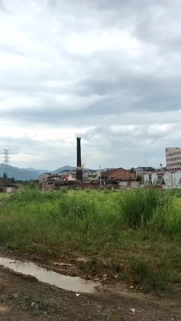 烟囱爆破拆卸：冲击力惊心动魄