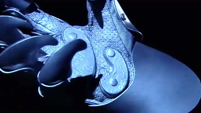 终极一班的学生遭到毒打 不过这次出手的人竟戴着阿瑞斯之手