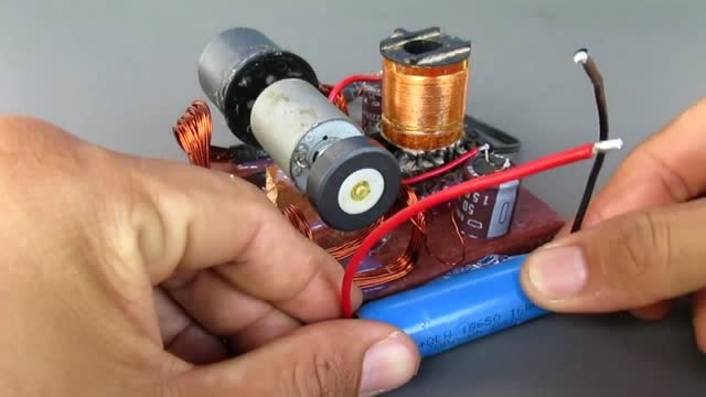 diy教你如何制作一个简易的发电机,应急时能给手机充电