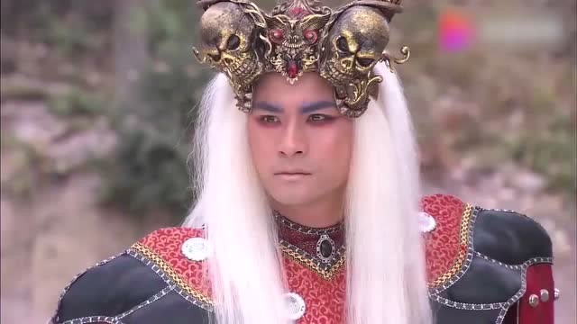 天蚕魔君大战乾坤洞主,谁知大鹏鸟竟背后偷袭,真是痛快啊!