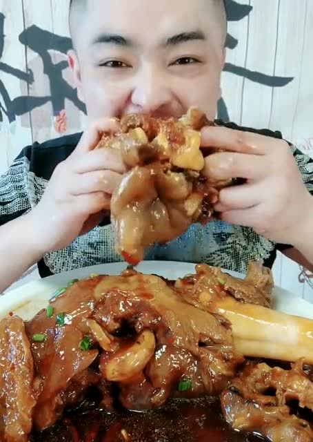 龙哥吃肉那是真香,大口大口的,我都流口水了!