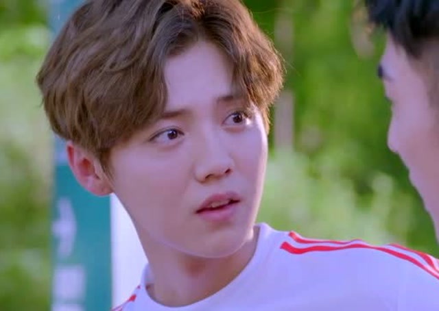 《甜蜜暴击》孙澔自以为和方宇学姐谈练爱了,还告诉了明天