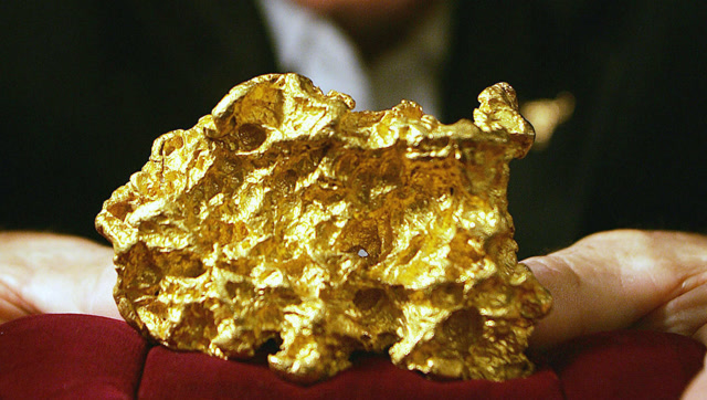 英国男子淘到500年不遇的天然大金块,可能要被王室没收
