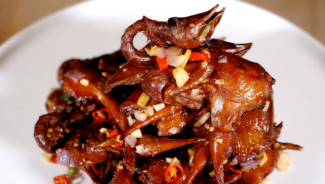 这盘"野味"一上桌顾客就炸了锅,这是什么鸟?吃了会不会犯法?