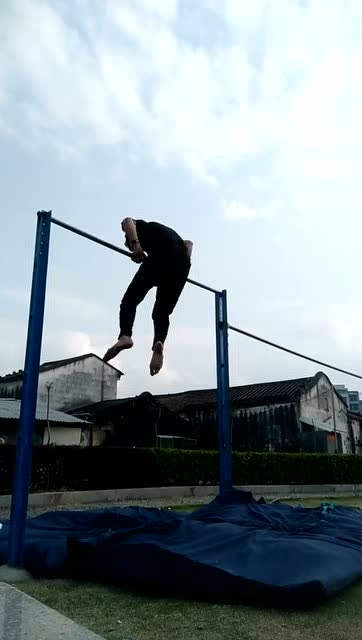 小伙的臂力惊人!单杠上的高难度操作走起!