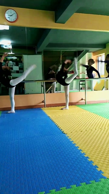 宝贝们踢后腿看看一个个踢的真好