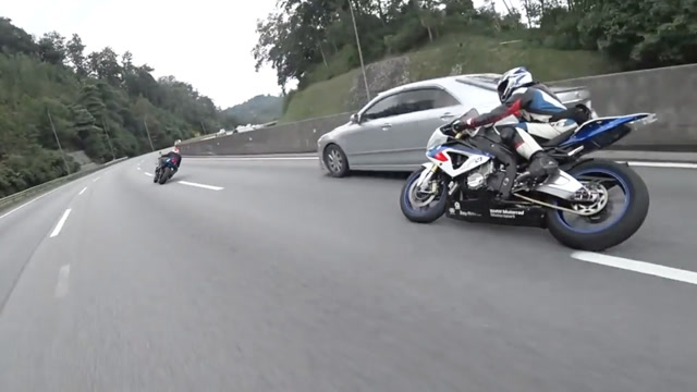 宝马s1000rr在公路上演极速狂飙这压弯技术真的不得不服