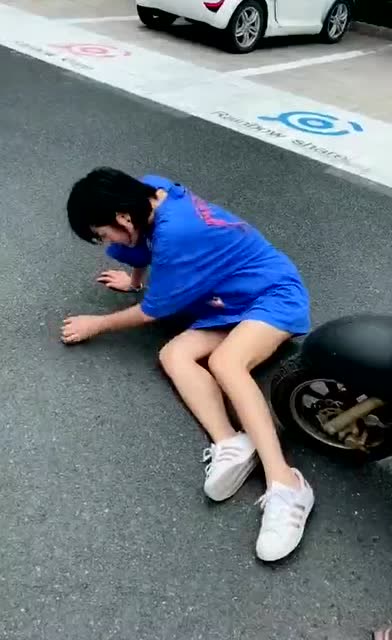 美女骑车摔倒了,不着急上医院,先这样做!