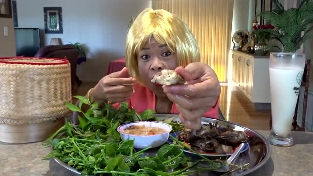 吃相夸张的泰国大姐又来了,戴个假发吃东西,吃的美滋滋好开心