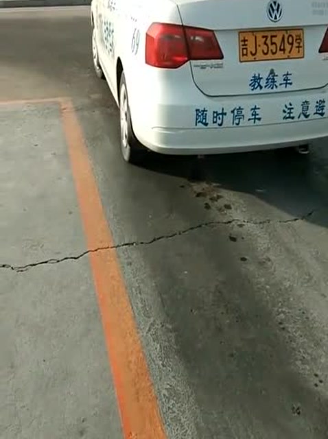 标准的倒车入库实拍,看这个情况,后天的考试不会挂了!