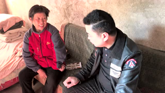 农民工代表当代名人油画大师王少林爱心资助2