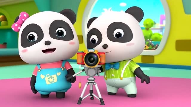 宝宝巴士:奇奇妙妙变成摄影师,给咪咪拍照